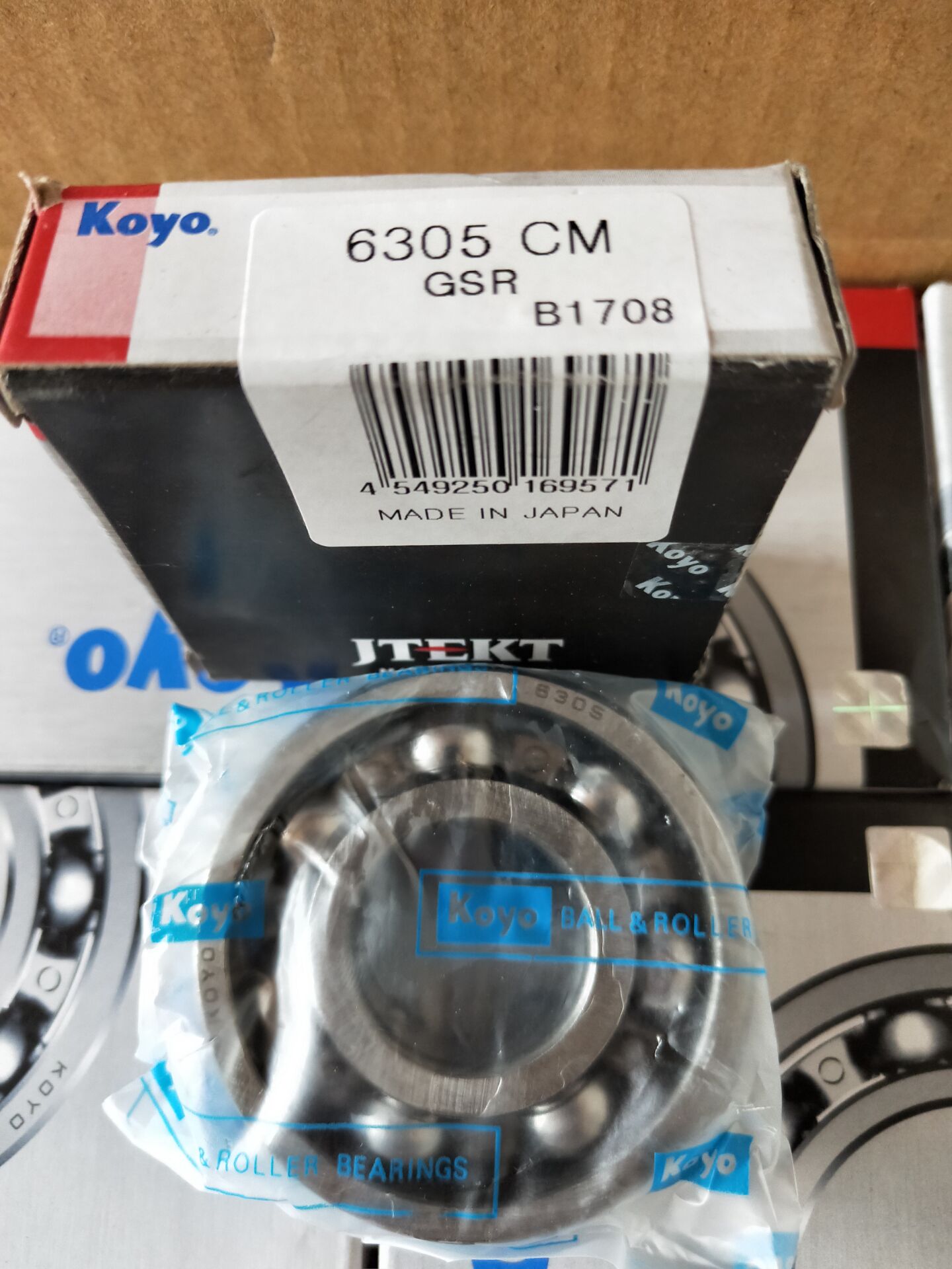 Original KOYO deep groove ball bearing 6305CM